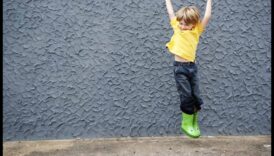 القفزات المبهجة: 5 أنشطة مرحة لصحة الطفل الجسدية والعقلية 1 القفزات المبهجة: أنشطة مرحة لصحة الطفل الجسدية والعقلية