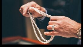 اللآلئ السماوية: تزين بسحر البحر