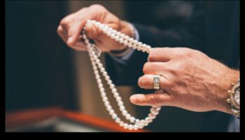 اللآلئ السماوية: تزين بسحر البحر