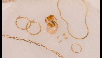 جاذبية رصينة: احتضن الأناقة البسيطة في المجوهرات