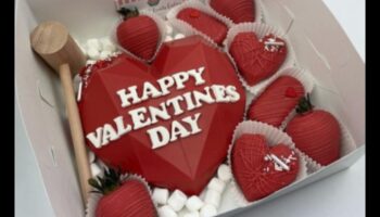 الكشف الرومانسي: فتح غلاف هدية عيد الحب المثالية