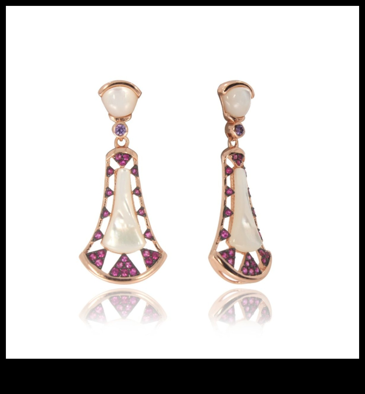 تألقي بتألق أكثر إشراقًا مع مجموعة الأقراط المميزة لدينا 4 التألق المميز: تألق أكثر إشراقًا مع مجموعة الأقراط المميزة لدينا