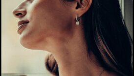 التألق المميز: تألق أكثر إشراقًا مع مجموعة الأقراط المميزة لدينا